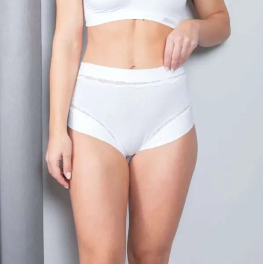 Imagen de modelo con braga de algodón color blanco por delante