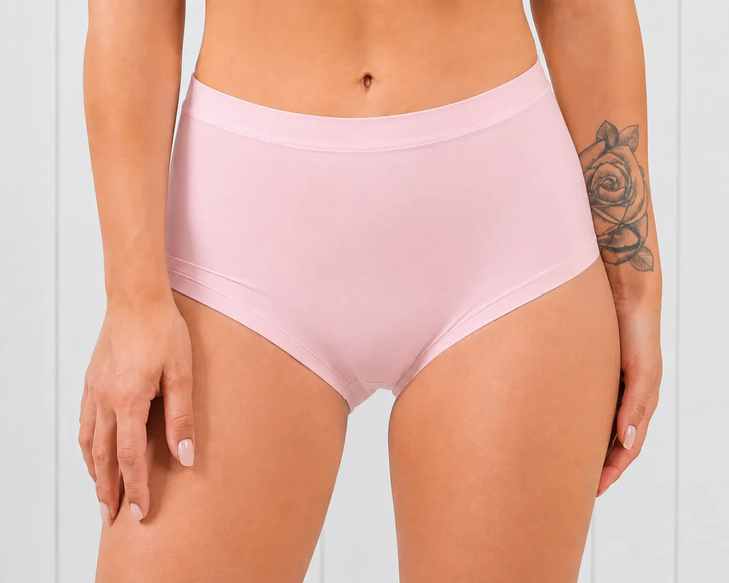Modelo con braga rosa de microfibra