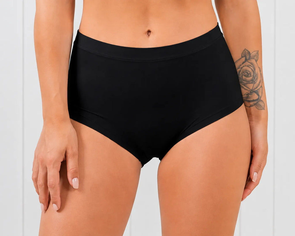 modelo con braga negra microfibra
