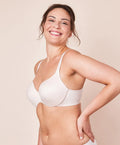 Modelo con sujetador royal fit en color beige