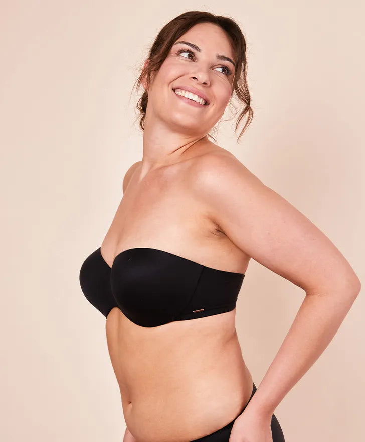 Modelo con sujetador royal magic negro sin tirantes